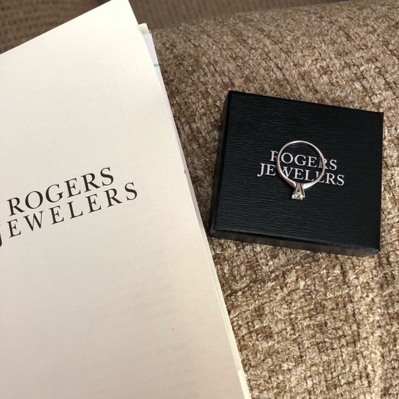 14k White Gold Diamond Ring - Picture 2 of 4